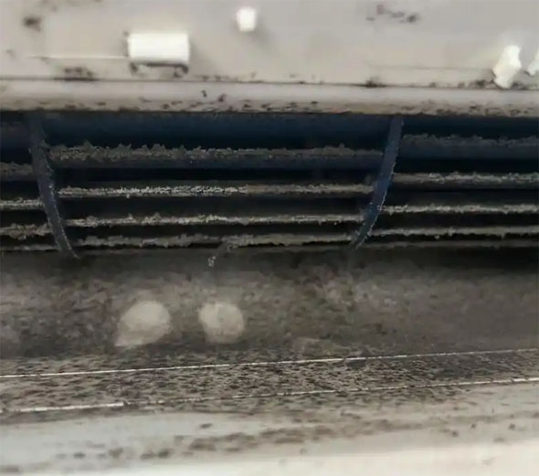 玛多空调吹的风有股烧焦味是怎么回事